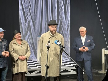 >Historia skarpetek na deskach teatru