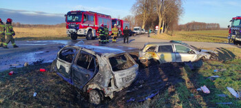 >Zderzenie na skrzyżowaniu. Samochód stanął w płomieniach