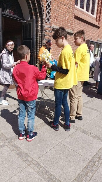 >Kwestowali na rzecz elbląskiego hospicjum