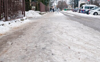 >Chodniki skute lodem
