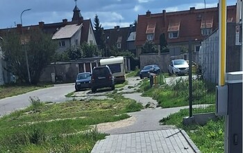 >Mieszkańcy mają dość parkowania na dziko