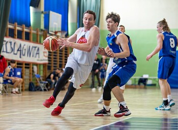 >Basketball dziurawi kosz