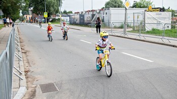 >Ścigali się na szosie i rolkach. Road Race w Elblągu
