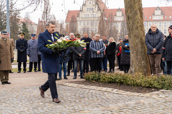 >Patriotyczny obowiązek spełniony. Uroczystości pod pomnikiem