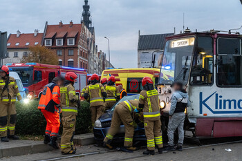 >Zderzył się z tramwajem