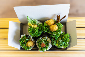 >Pyszne i świeże street food sushi w Elblągu