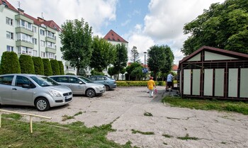 >Planują przebudować parking przy urzędzie