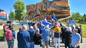 >Lewica świętowała pod Pomnikiem Odrodzenia