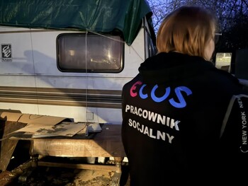 >Po zmroku jeździli po mieście, licząc i pomagając bezdomnym