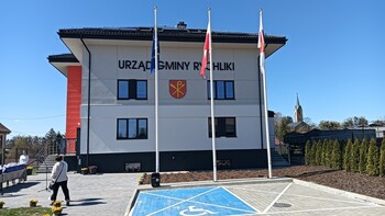 >Urzędowe otwarcie z pompą 