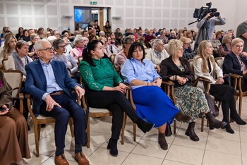>Przemoc zaczyna się po cichu