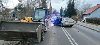 >Audi zderzyło się z koparką. Kierowca nietrzeźwy i z zakazem prowadzenia pojazdów.