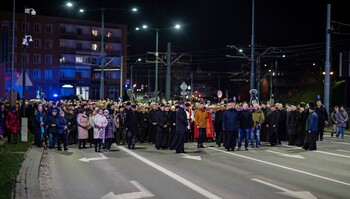 >Wierni przeszli przez Elbląg w Drodze Krzyżowej