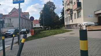>Słupki, które uprzykrzyły mieszkańcom życie