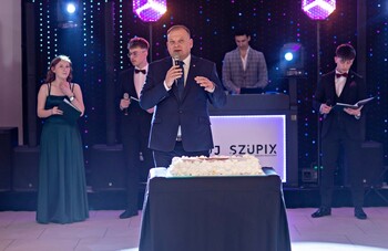 >Wyjątkowy wieczór. Studniówka ZSM