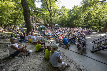 >Portier, kobieta i teatr leśnym parku