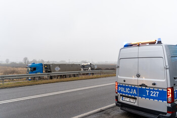 >Wjechał w pojazd ciężarowy. Trafił do szpitala